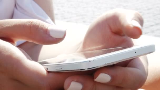 Primer plano de la mano femenina de la mujer mediante la escritura de mensajes SMS smartphone — Vídeos de Stock