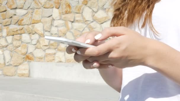 Γκρο πλαν πλάνο Γυναίκα γυναικείο χέρι χρησιμοποιώντας πληκτρολόγησης smartphone μήνυμα Sms — Αρχείο Βίντεο