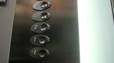 Bir numara ile etiketli asansör düğmesine basıyorum