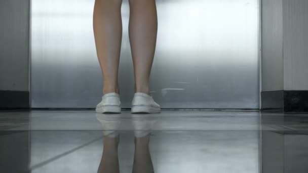 Mulher de pernas de seção baixa entrando e saindo do elevador — Vídeo de Stock