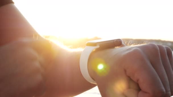 Hombre haciendo varios gestos con un dedo en una pantalla táctil de un dispositivo portátil reloj inteligente . — Vídeo de stock