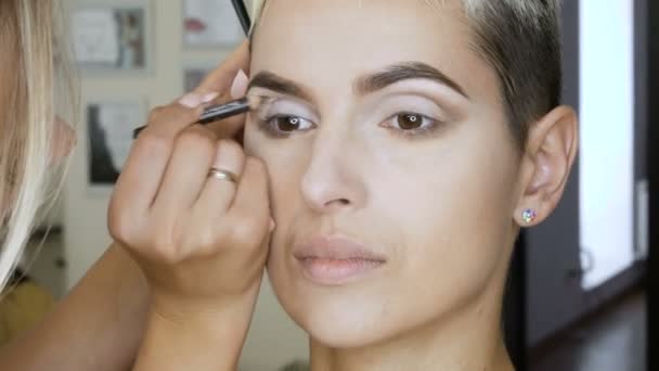 Maquillaje Artista especialista hace una mujer rubia modelo hermosa Maquillaje suave antes de un evento importante. paso a paso — Vídeos de Stock