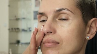 Sarışın bir kadın sanatçı yapar makyaj uzmanı model güzel yumuşak makyaj daha önce önemli bir olay. Hazırlık, cilt temizleme.