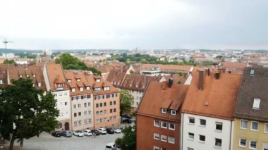 Nuremberg, Almanya 14 Ağustos 2017: Kilise ve bulutlu gökyüzü gün timelapse tarafından ile eski şehir vınlamak dışarı - eski town nuremberg kırmızı çatılar ve St. Sebald Kilisesi ile bir görünüm