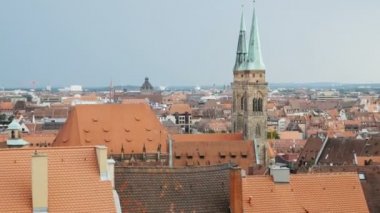 Nuremberg, Almanya 14 Ağustos 2017: Kilise ve bulutlu gökyüzü gün timelapse tarafından ile eski şehir vınlamak dışarı - eski town nuremberg kırmızı çatılar ve St. Sebald Kilisesi ile bir görünüm