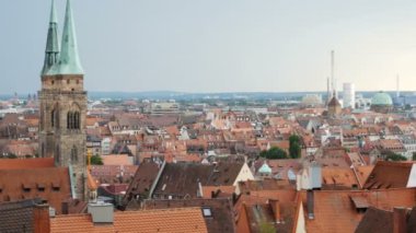 Nuremberg, Almanya 14 Ağustos 2017: Kilise ve bulutlu gökyüzü gün timelapse tarafından ile eski şehir vınlamak dışarı - eski town nuremberg kırmızı çatılar ve St. Sebald Kilisesi ile bir görünüm