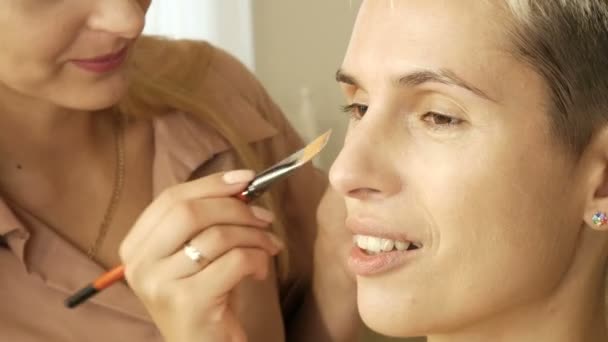 Make-up Spezialist Artist macht eine blonde Frau Modell schöne sanfte Make-up vor einem wichtigen Ereignis. Schritt für Schritt — Stockvideo