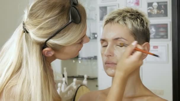 Makeup Specialist artist makes a blonde woman model beautiful Gentle makeup before an important event. step by step — Stock Video