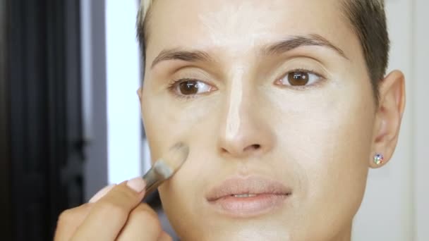 Maquiagem artista especialista faz uma mulher loira modelo bela maquiagem suave antes de um evento importante. passo a passo — Vídeo de Stock