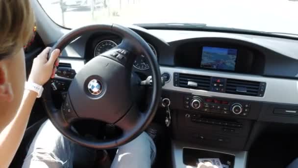 Nürnberg, Németország, 2017. augusztus 14.: nő autó vezetés. BMW belső — Stock videók