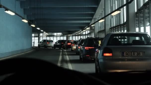 NUREMBERG, ALEMANIA 14 de agosto de 2017: Cola de coches en la entrada del estacionamiento del centro comercial — Vídeo de stock