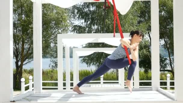 Mulher fazendo ioga de mosca aérea exercitando ao ar livre — Vídeo de Stock