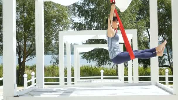 Frau macht Aerial Fly Yoga im Freien — Stockvideo