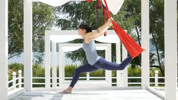 Frau macht Aerial Fly Yoga im Freien — Stockvideo