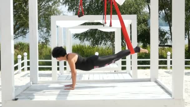 Donna che fa aerial fly yoga esercizio all'aperto — Video Stock