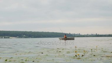 bir tekneden balık bir tekne bir adam bir balıkçı yakalar