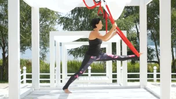 Frau macht Aerial Fly Yoga im Freien — Stockvideo