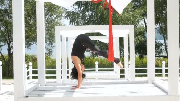 Femme faisant du yoga de mouche aérienne exerçant en plein air — Video