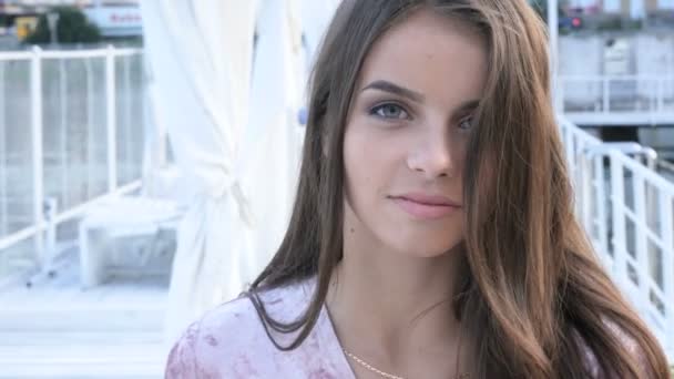 Retrato de una hermosa joven con una sonrisa atractiva — Vídeo de stock
