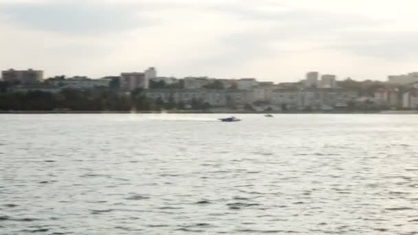 Bateau de vitesse sur le lac — Video