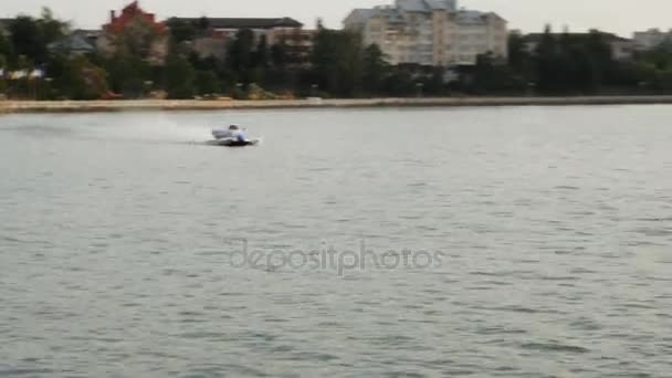 Bateau de vitesse sur le lac — Video