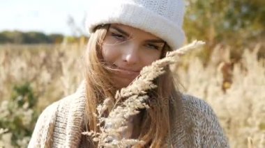 Açık atmosferik moda fotoğraf genç güzel bayan. Sonbahar alan. Sonbahar manzara. Sıcak sonbahar. Sıcak bahar