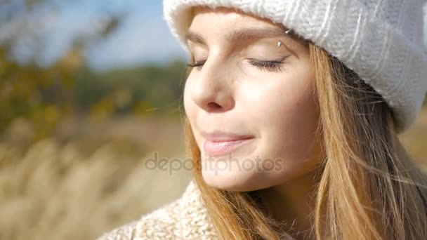 Фотография молодой красивой дамы на открытом воздухе. Осеннее поле. Осенний пейзаж. Теплая осень. Теплая пружина — стоковое видео