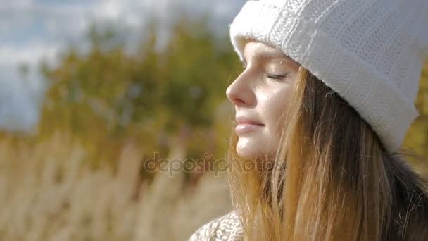 Outdoor foto di moda atmosferica di giovane bella signora. Campo autunnale. Paesaggio d'autunno. Autunno caldo. Molla calda — Video Stock