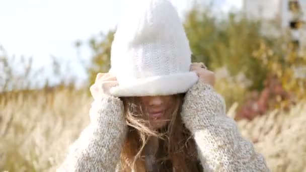 Dívka si hraje s bílým kloboukem pletený — Stock video