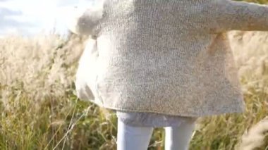 Güz, mutlu kadın gülümsüyor. Neşeli ve heyecanlı genç kadın güneşli sonbahar parkta eğleniyor