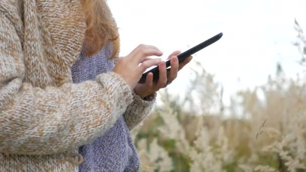 Primeros planos de las manos de las mujeres utilizando la tableta digital pantalla táctil — Vídeos de Stock