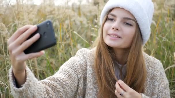 Bela mulher tomando selfie usando telefone apreciando a natureza e estilo de vida em férias — Vídeo de Stock