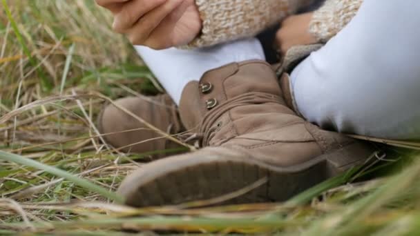 Elegante schöne Frau, die im Park auf dem Smartphone SMS schreibt — Stockvideo