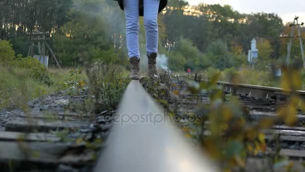 Femme marchant en équilibre sur le chemin de fer — Video