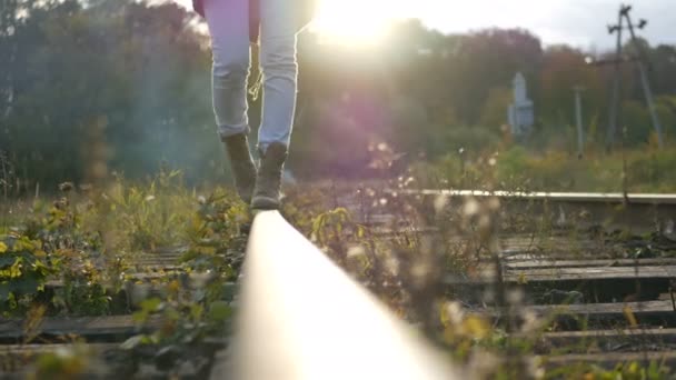 Kvinnan promenader i jämvikt över järnvägen — Stockvideo