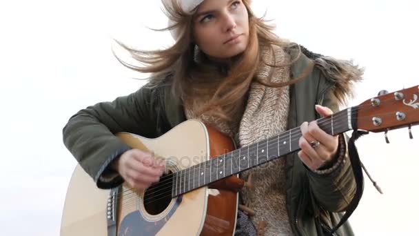 Mujer chica hembra jugando guitarra — Vídeos de Stock