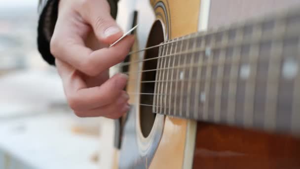 Женщина девушка играет на гитаре — стоковое видео