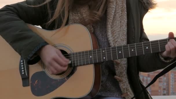 Γυναίκα κορίτσι γυναίκα παίζει κιθάρα — Αρχείο Βίντεο