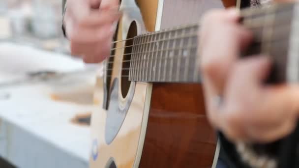 Mulher menina fêmea tocando guitarra — Vídeo de Stock