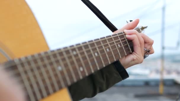 Γυναίκα κορίτσι γυναίκα παίζει κιθάρα — Αρχείο Βίντεο