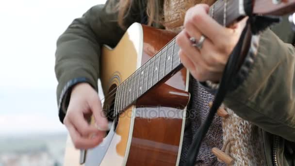 Kvinna tjej kvinna spelar gitarr — Stockvideo