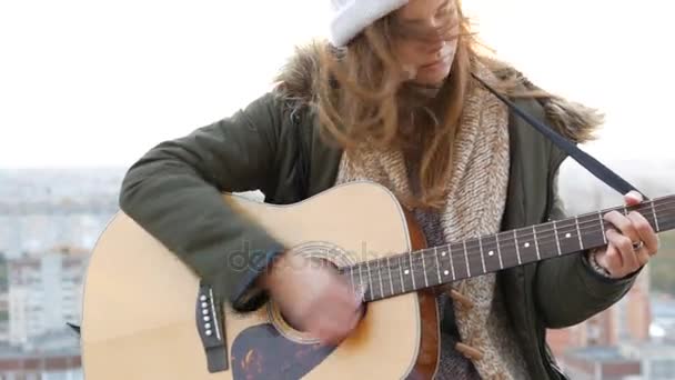 Mulher menina fêmea tocando guitarra — Vídeo de Stock