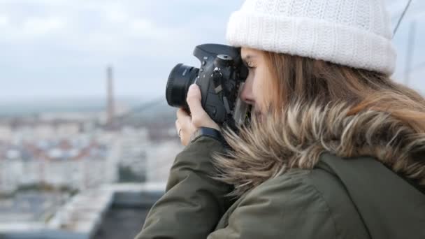 Όμορφη νεαρή γυναίκα φωτογράφος, λήψη φωτογραφιών, επικεντρώνει την προσοχή της, η μηχανή επιλέγει τον σκοπό της σκοποβολής, προβολή το στιγμιότυπο οθόνης, φωτογράφιση, κορίτσι με κάμερα 4k — Αρχείο Βίντεο