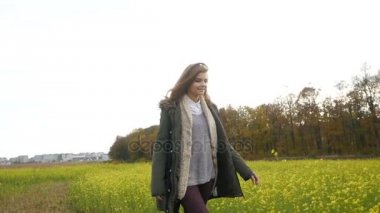 Güzellik romantik kız yalnız sarı buğday tecavüz alanda yürüyüş. Genç kadın zevk doğa açık havada. Yalnızlık doğa ile.