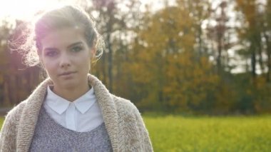 Açık atmosferik moda fotoğraf genç güzel bayan. Sonbahar alan. Sonbahar manzara. Sıcak sonbahar. Sıcak bahar