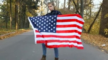 Vatansever gurur güzel genç kadın Amerikan ABD ile yıldız ve bayrak çizgili. özgürlük ve Anıtı kavramı