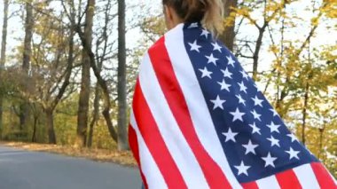 Vatansever gurur güzel genç kadın Amerikan ABD ile yıldız ve bayrak çizgili. özgürlük ve Anıtı kavramı