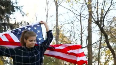 Vatansever gurur güzel genç kadın Amerikan ABD ile yıldız ve bayrak çizgili. özgürlük ve Anıtı kavramı