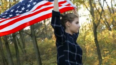 Vatansever gurur güzel genç kadın Amerikan ABD ile yıldız ve bayrak çizgili. özgürlük ve Anıtı kavramı