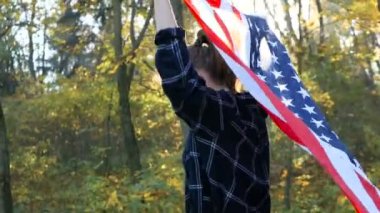 Vatansever gurur güzel genç kadın Amerikan ABD ile yıldız ve bayrak çizgili. özgürlük ve Anıtı kavramı